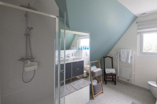 La salle de bains est pourvue d'une douche et d'un lavabo. dans l'établissement Cadre privilégié et vue mer à Fréhel, à Fréhel