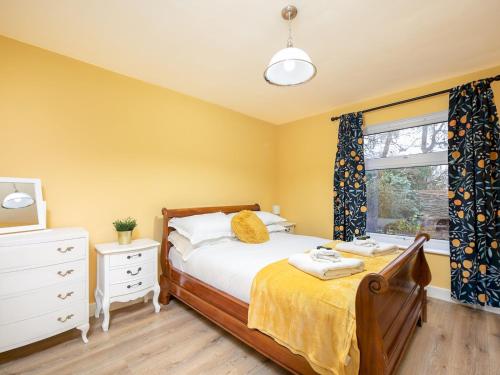 Schlafzimmer mit einem Bett und einem Fenster in der Unterkunft Pass the Keys Stylish Flat with Free Parking in Reading