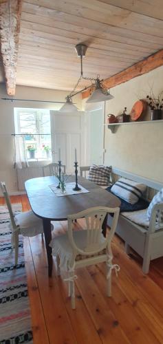 a dining room with a table and a couch at Aplagårdens vingård in Helsingborg