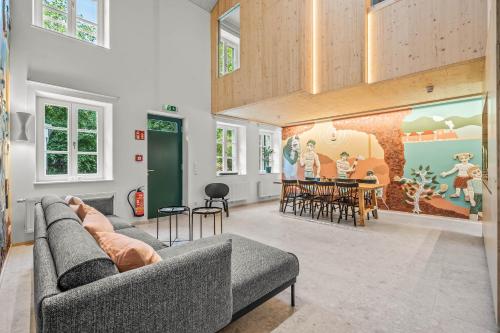 ein Wohnzimmer mit einem Sofa und einem Esszimmer in der Unterkunft Maison Lasauvage in Differdingen
