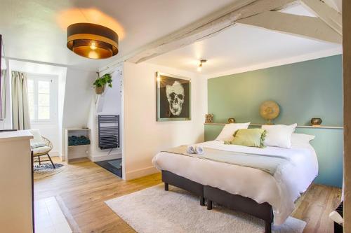 ein Schlafzimmer mit einem großen Bett in einem Zimmer in der Unterkunft Appartement avec vue sur le château in Caen