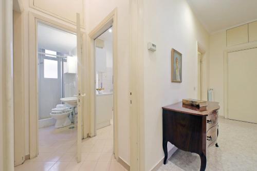 y baño con aseo y tocador de madera. en Spacious Parioli Apartment en Roma