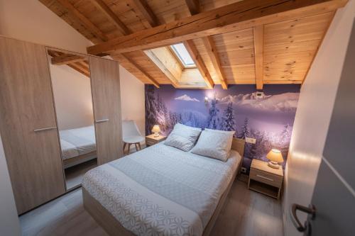 a bedroom with a bed and a purple wall at le pragmatique in Guillestre