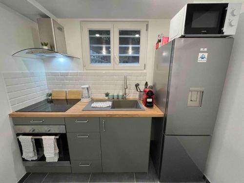 eine kleine Küche mit Spüle und Kühlschrank in der Unterkunft P2- Appart 10min PARIS Parc EXPO - 1 chambre in Châtillon