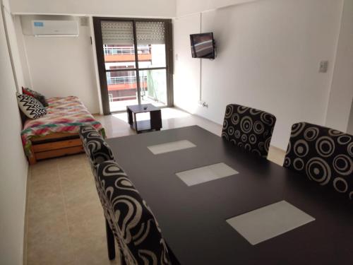 Habitación con mesa, sillas y sofá en San Bernardo Centro en San Bernardo