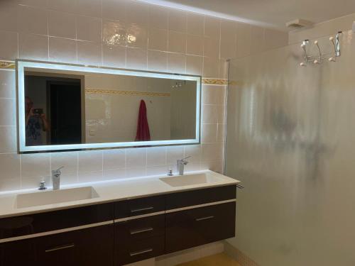 een badkamer met 2 wastafels en een spiegel bij Penthouse proche St TROPEZ-Cavalaire in Cavalaire-sur-Mer