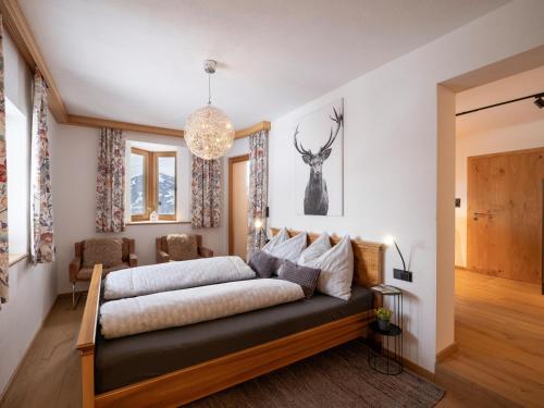 een woonkamer met een bank en een hert aan de muur bij Appartement Penningdörfl in Hopfgarten im Brixental