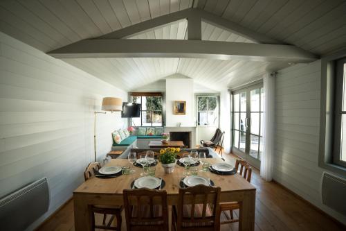 - une salle à manger avec une table et des chaises dans l'établissement Villa Green Oaks, à Rivedoux-Plage