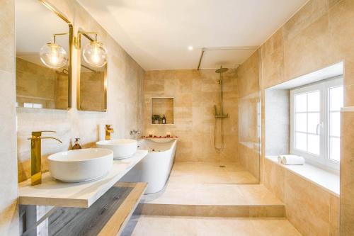 Ένα μπάνιο στο Single House with Jacuzzi and Sauna in Normandy