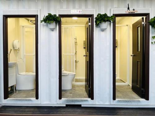頭城的住宿－水旅居露營車，大楼内的浴室设有2个盥洗盆和卫生间。