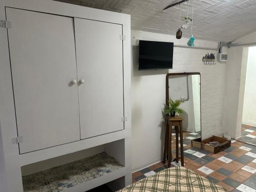ein Wohnzimmer mit einem weißen Schrank und einem Spiegel in der Unterkunft K.room2 