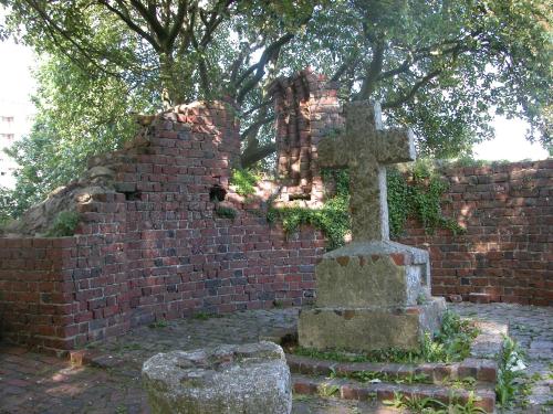 a brick wall with a cross on top of it at Hotel Keil in Wilhelmshaven