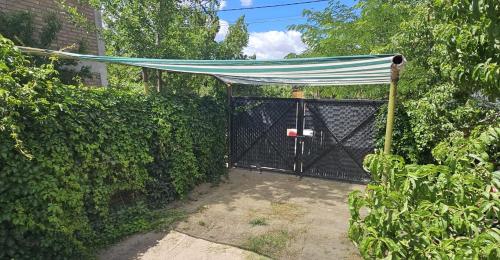 a gate with a hammock in front of a hedge at Nuestra Cabañañá in Uspallata