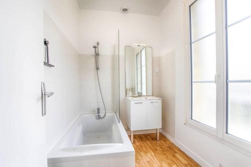 La salle de bains blanche est pourvue d'un lavabo et d'un miroir. dans l'établissement La Casa Royal Town house & Castle, à Falaise