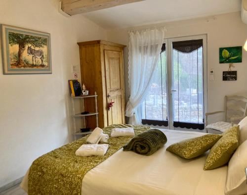コティニャックにあるMaset des Amandiersのベッドルーム1室(枕付きのベッド1台、窓付)