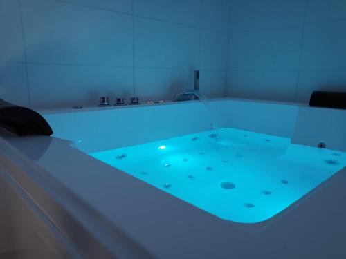 uma banheira com uma luz azul em Chablis Spa 1er Cru Balnéo em Chablis