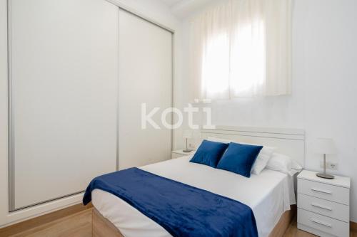 Habitación blanca con cama y ventana en Koti Rentals - Casita Plaza España en Fuengirola