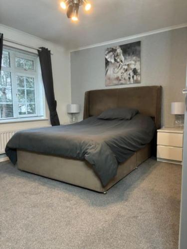 sypialnia z dużym łóżkiem w pokoju w obiekcie Clarke's AirBnB w mieście Worthing