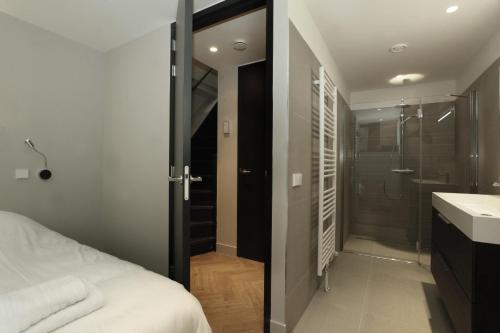Ein Badezimmer in der Unterkunft Stayci Serviced Apartments Westeinde
