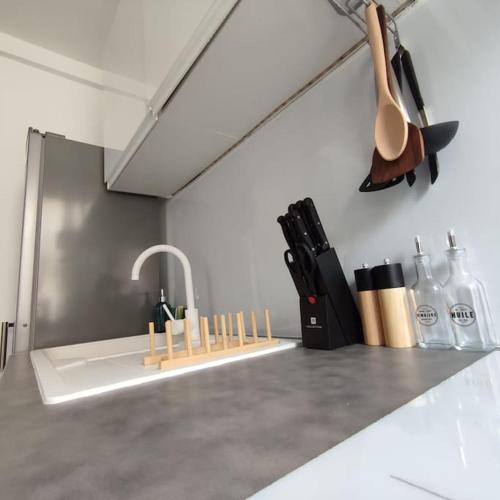 - une cuisine avec un comptoir, un évier et un comptoir dans l'établissement #Rubis du Sud - Wifi - Clim -Parking - Balcon#, à Toulon