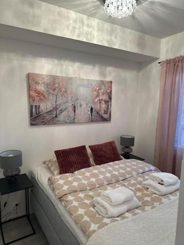 羅瓦涅米的住宿－Tyylikäs studio rauhallisella sijainnilla，一间卧室配有一张壁画床