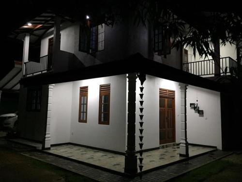 Kuruwita的住宿－EcoBliss Villa Ekneligoda，黑屋顶的白色房子
