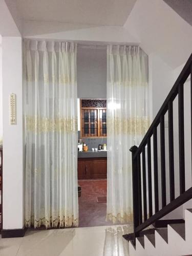 Kuruwita的住宿－EcoBliss Villa Ekneligoda，走廊上设有窗帘和楼梯