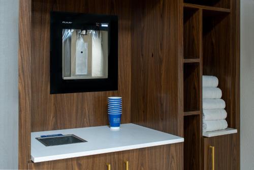 una habitación con una estantería con una pila de toallas en Four Points by Sheraton Alexandria, en Alexandria