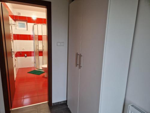 łazienka z toaletą i szklanymi drzwiami w obiekcie Ubytování u Marty S TERASOU w mieście Šakvice