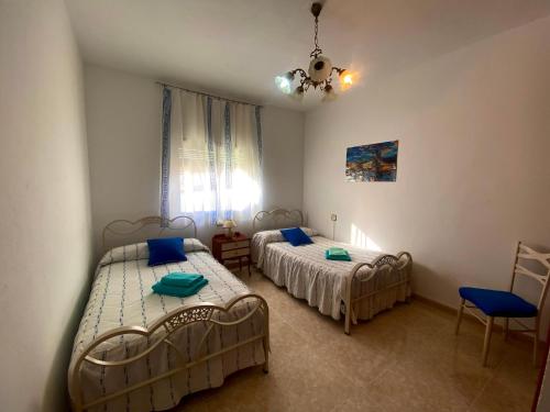 1 dormitorio con 2 camas y ventana en Casa agradable el Cañavate, en El Cañavate