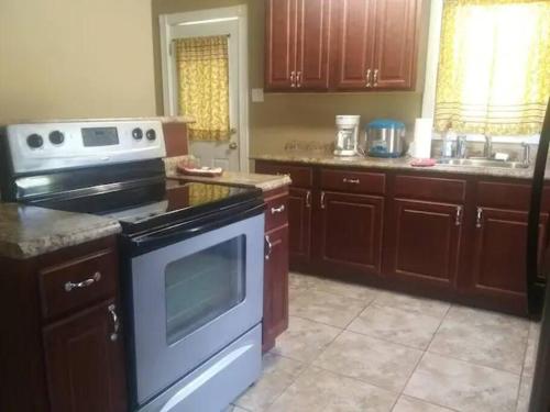 A kitchen or kitchenette at Peaceful Home/Fast Wi-fi/Pet Friendly/Etc.