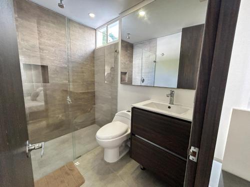 ein Bad mit einem WC, einem Waschbecken und einer Dusche in der Unterkunft Casa Encanto Del Mar in Cartagena de Indias