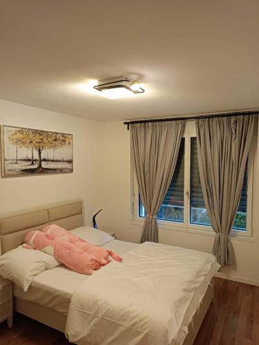 En eller flere senger på et rom på 位于Orbe两室一厅的漂亮公寓