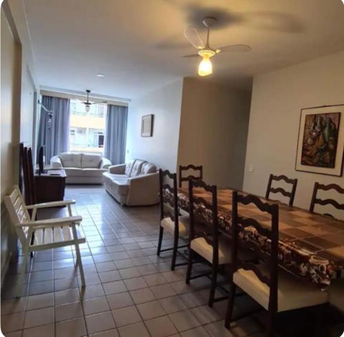 - une salle à manger et un salon avec une table et des chaises dans l'établissement Condomínio Juacema, à Cabo Frio