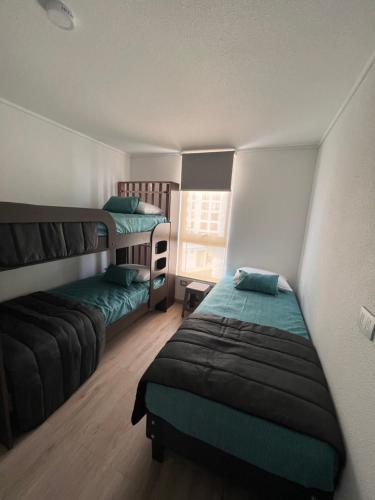 - une chambre avec 2 lits superposés et un canapé dans l'établissement Depto 2D 2B 6 pax By Terrabahia, à Bahia Inglesa