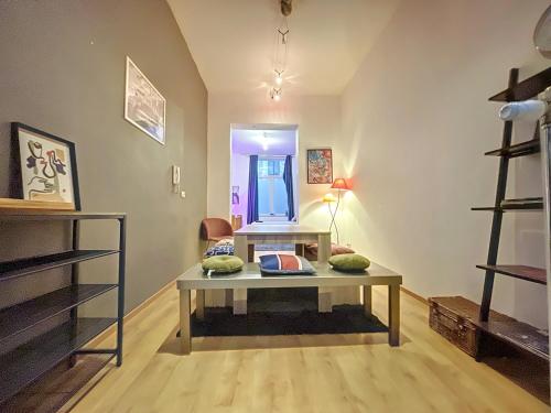 um quarto com uma mesa com almofadas em Cosy Apartment Brussels - Flagey em Bruxelas