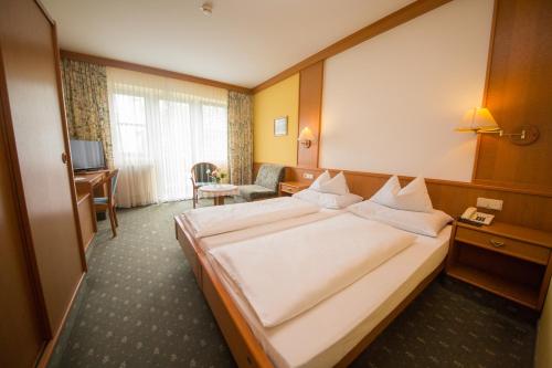 馬里蘭科維茨的住宿－Garni Hotel Danja Herold e. U.，酒店客房带一张大床和一把椅子