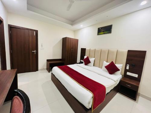 Ένα ή περισσότερα κρεβάτια σε δωμάτιο στο Raga Resort, Har Ki Pauri Road Haridwar