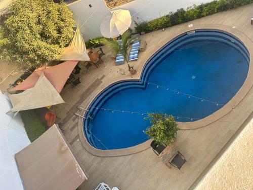 vista sul soffitto di una piscina in un edificio di Villa Jade a Dakar