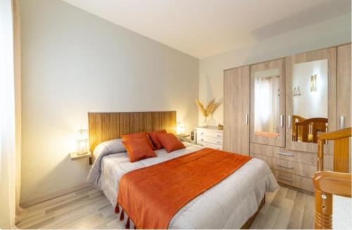 1 dormitorio con 1 cama grande con manta naranja en Casa Iribarne en Rodalquilar