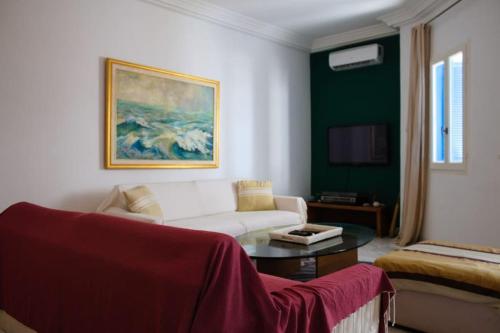 Tempat tidur dalam kamar di Appartement avec vue sur mer
