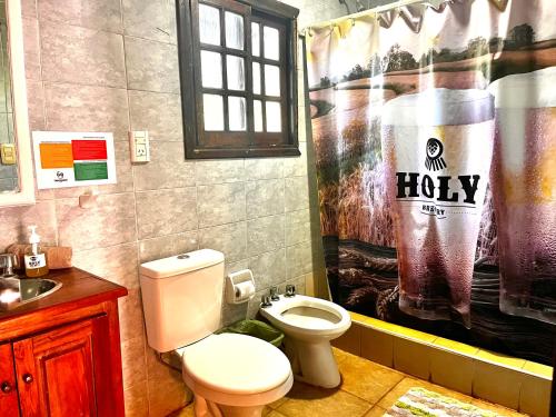 Bilik mandi di Beer Hotel Iguazú