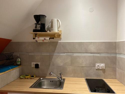 eine Küche mit einer Spüle und einer Arbeitsplatte in der Unterkunft La petite Escapade in Calais