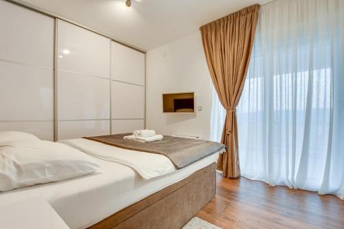 una camera con un grande letto e una finestra di Villa Aurea a Linardići