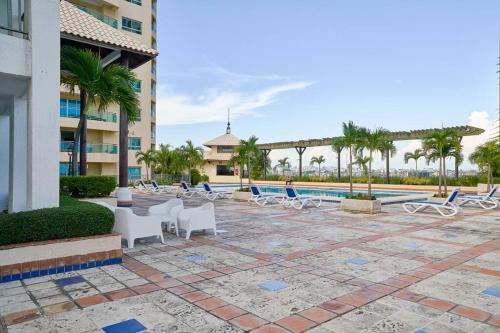 Bazén v ubytování Luxurious Ocean View Suite nebo v jeho okolí