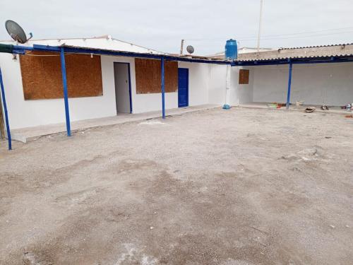 an empty parking lot in front of a building at Casa de playa de boca de río Primera fila - Playa planchon in Tacna
