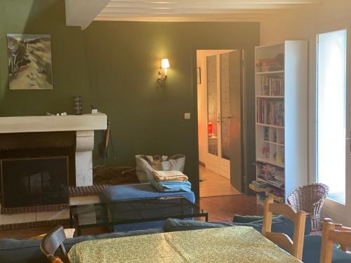 sala de estar con chimenea y sala de estar con sofá en Le Carbet Hardelot-Plage, en Neufchâtel-Hardelot