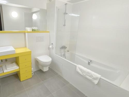 巴黎的住宿－Hôtel Villa Blomet，浴室配有卫生间、淋浴和盥洗盆。