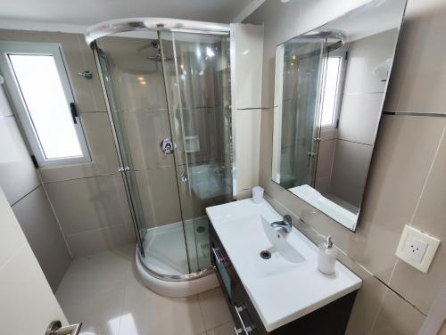 a bathroom with a shower and a sink and a mirror at Mar, Bosque y Lago in José Ignacio