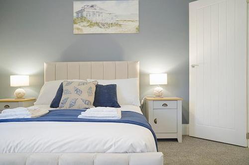 Un pat sau paturi într-o cameră la Seaside Haven on Newcomen Grove, Redcar Retreat